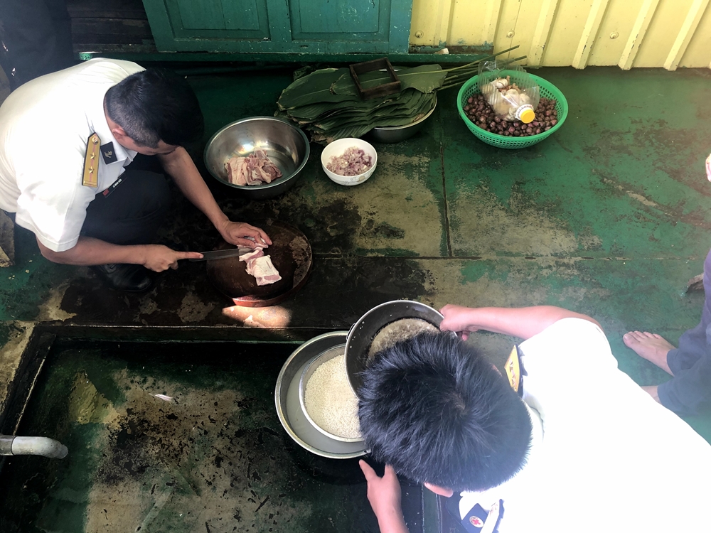 Thời gian thăm trên các nhà giàn thường không lâu nhưng cũng đủ để đoàn công tác cùng bộ đội cùng gói bánh chưng và cùng nhau trò chuyện.